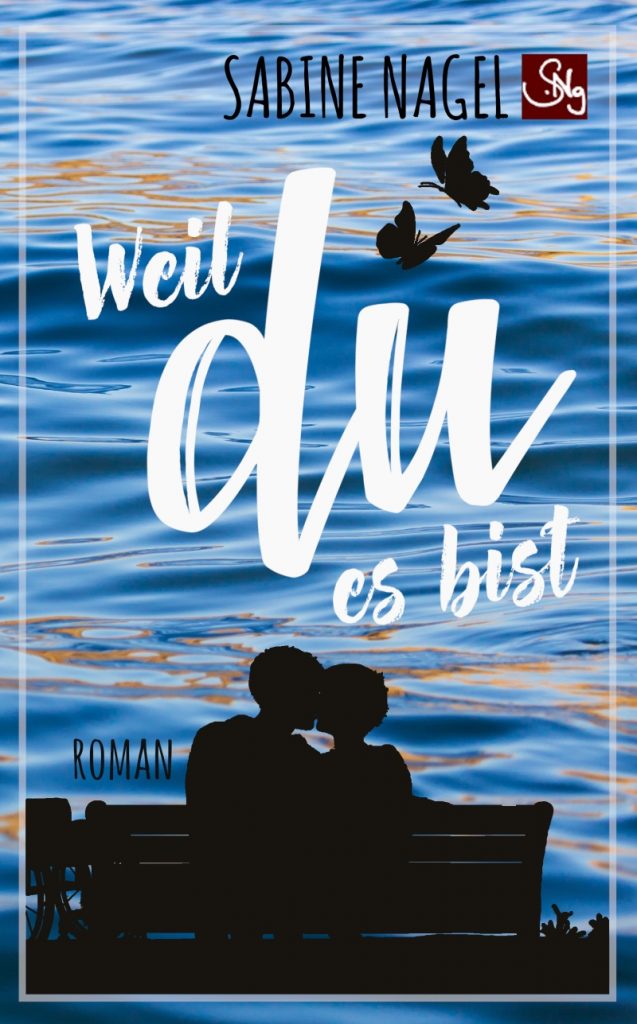 Cover des Liebesromans "Weil du es bist" - Scherenschnitt Liebespärchen auf Bank, daneben Rollstuhl, Hintergrund: Wasseroberfläche